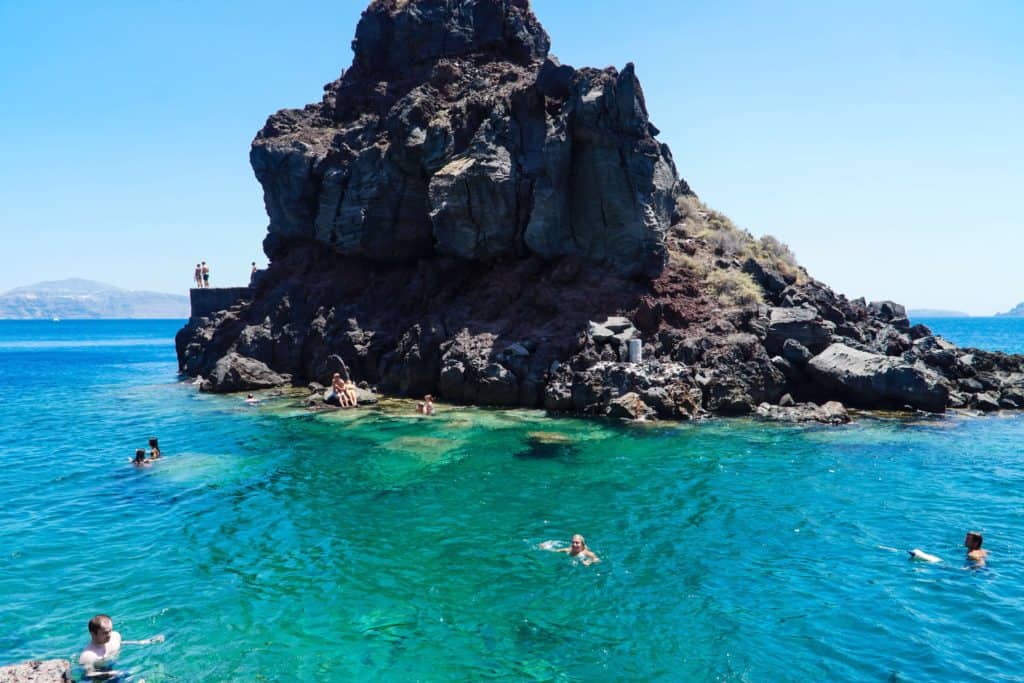 A DAY AT AMOUDI BAY IN SANTORINI | The Republic of Rose