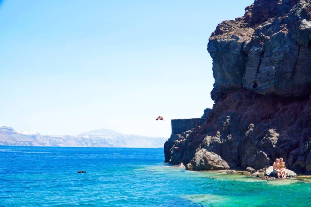 A DAY AT AMOUDI BAY IN SANTORINI | The Republic of Rose