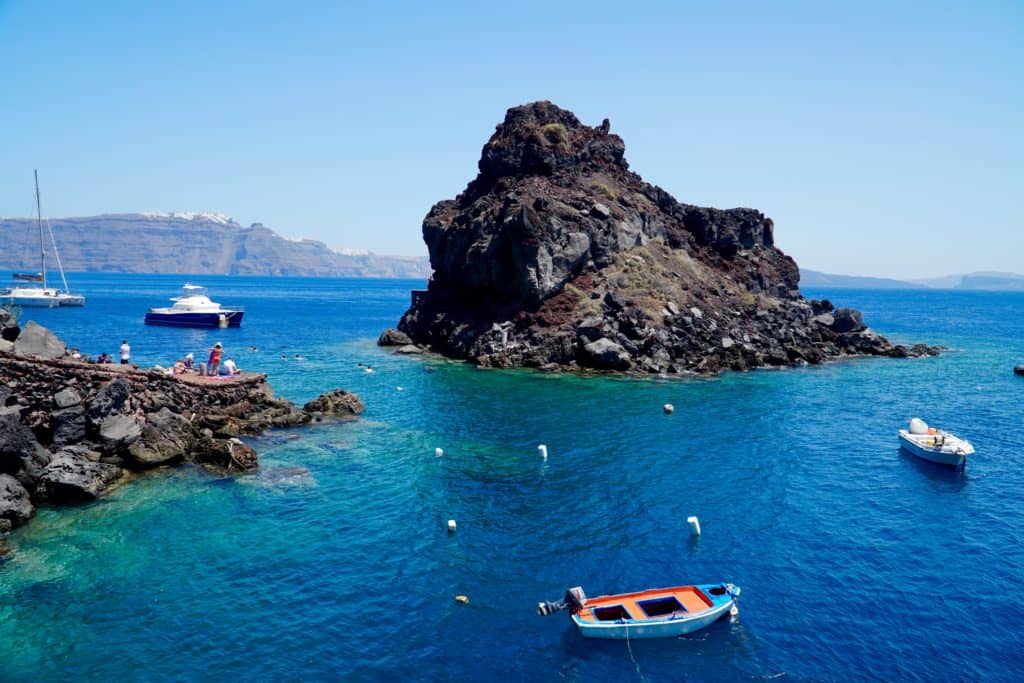 A DAY AT AMOUDI BAY IN SANTORINI | The Republic of Rose