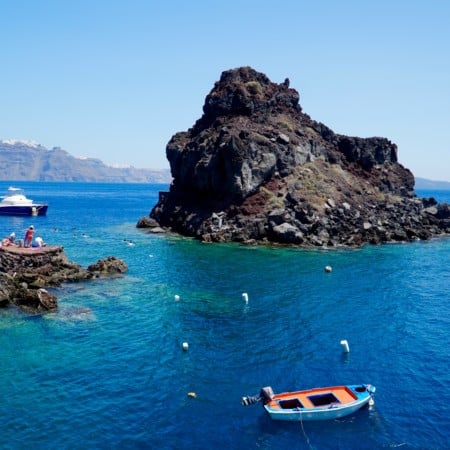 A DAY AT AMOUDI BAY IN SANTORINI | The Republic of Rose