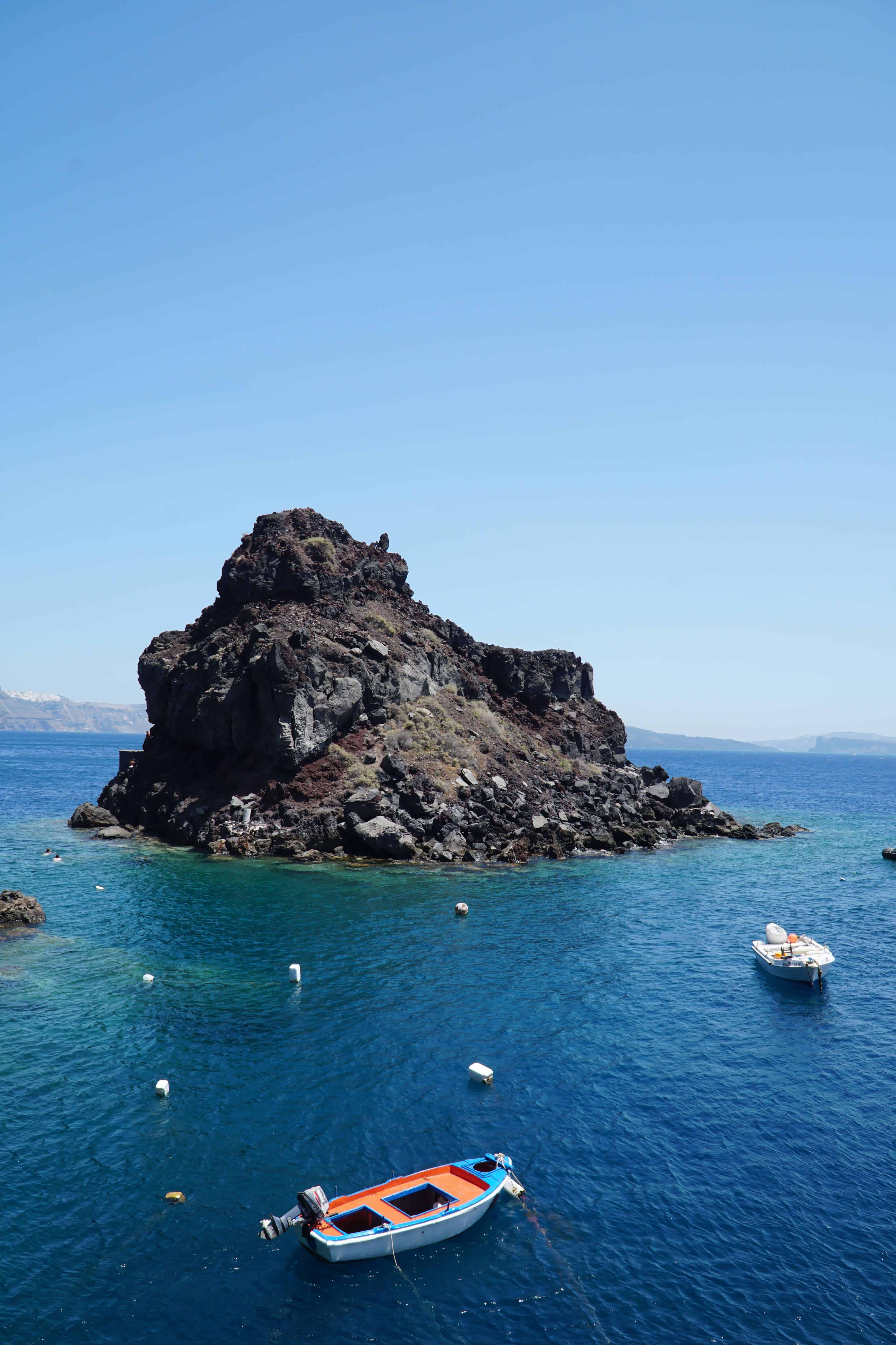 A DAY AT AMOUDI BAY IN SANTORINI | The Republic of Rose