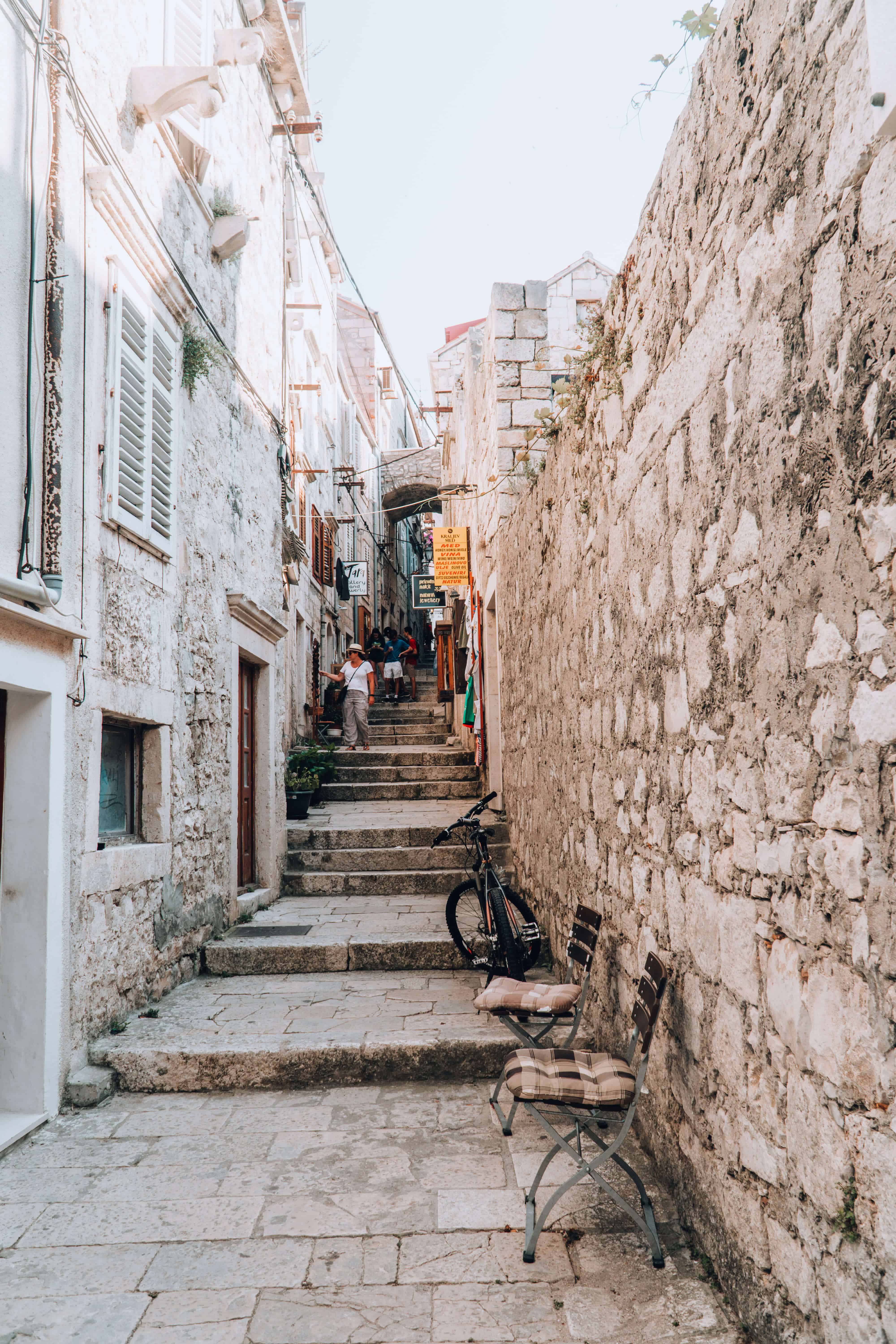 HOW TO SPEND ONE DAY IN KORCULA, CROATIA | Cute little alleyway | The Republic of Rose