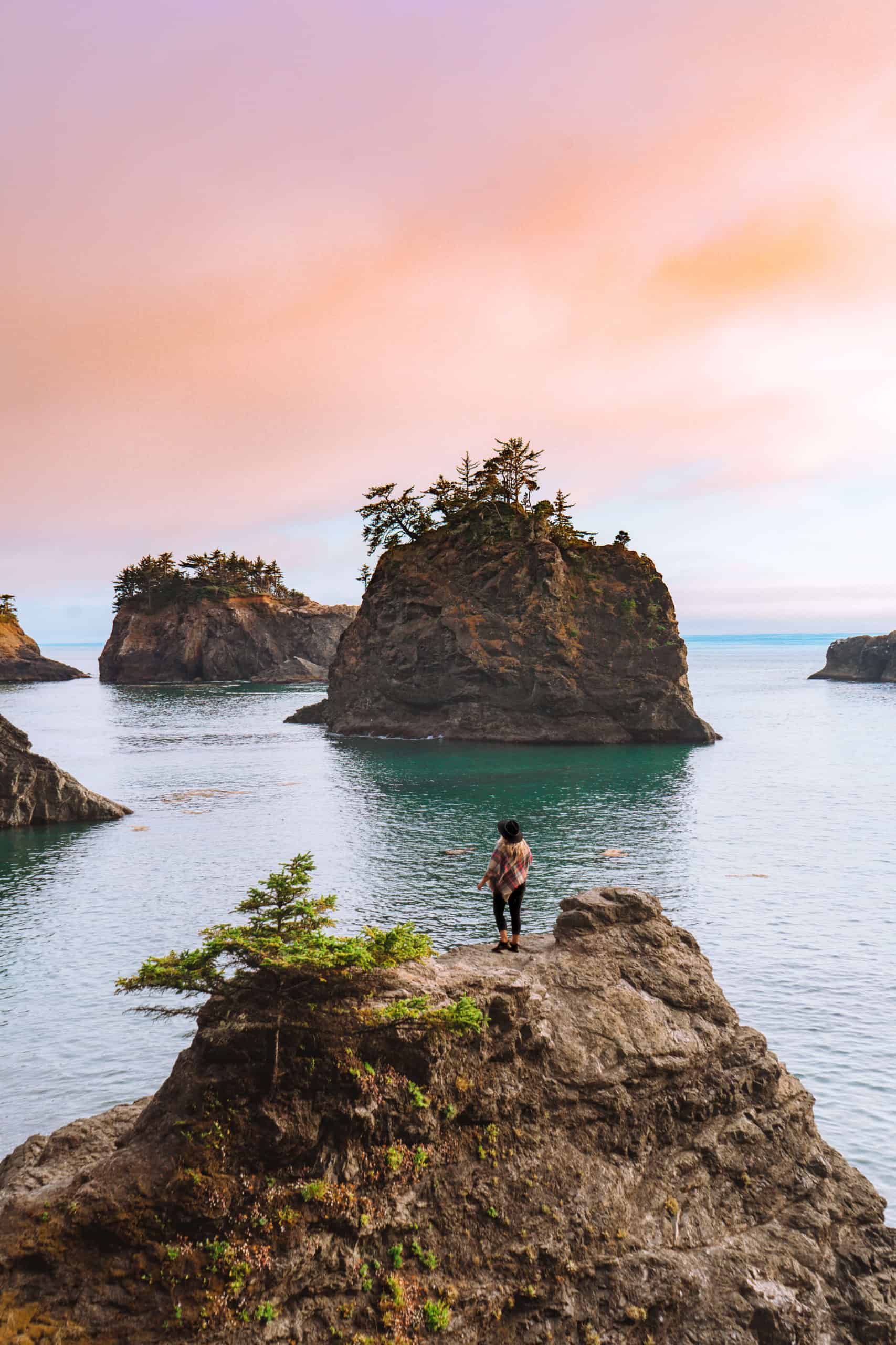 Sunset at Secret Beach at Samuel H. Boardman State Scenic Corridor - The Perfect Oregon Road Trip Itinerary | The Republic of Rose